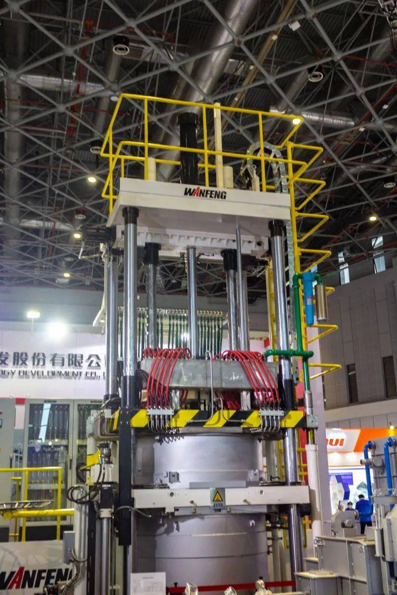 万丰科技展会亮相的最新研发的差压铸造机备受关注,还在此次展会上