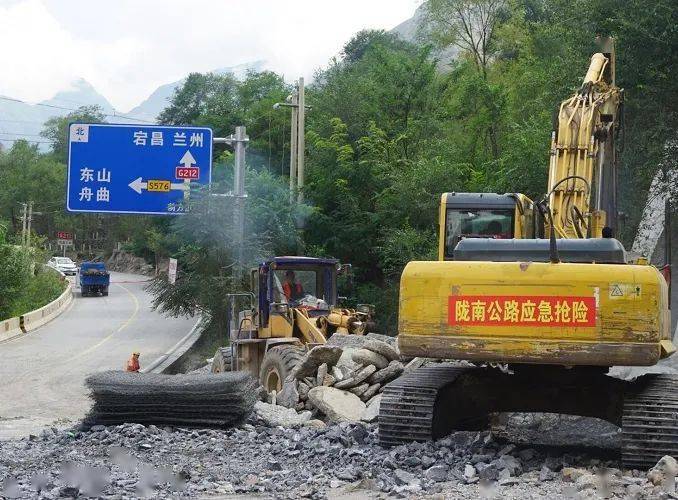 捷报再传陇南公路局宕昌公路段顺利打通g212线k374300被阻道路