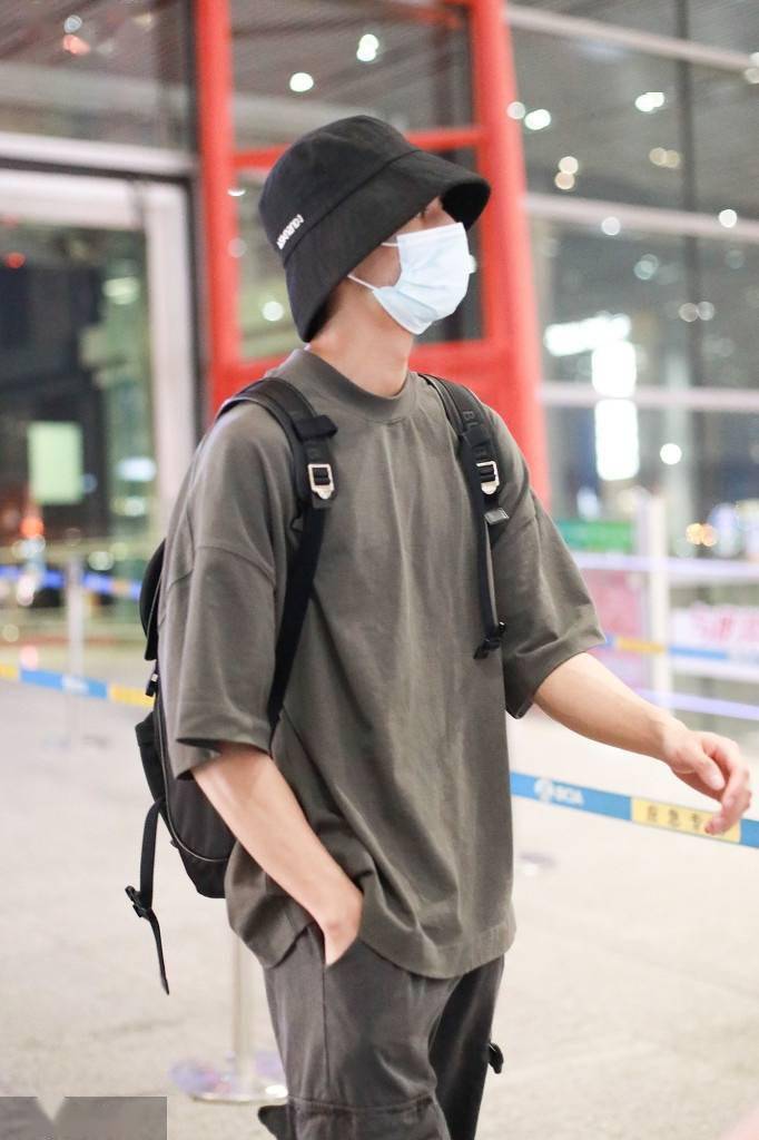 宋威龙穿宽松简装干净帅气似学长双手插兜走路带风