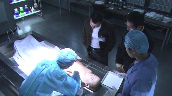 现场铁证法医检查死者遗体谁料尸体突然张嘴老刑警都吓一跳