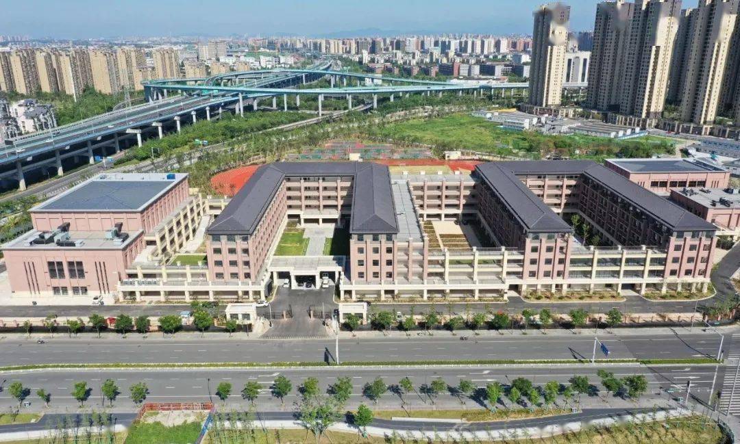 据宁波市教育局最新统计,2020年全市中小学校和幼儿园扩容建设工程