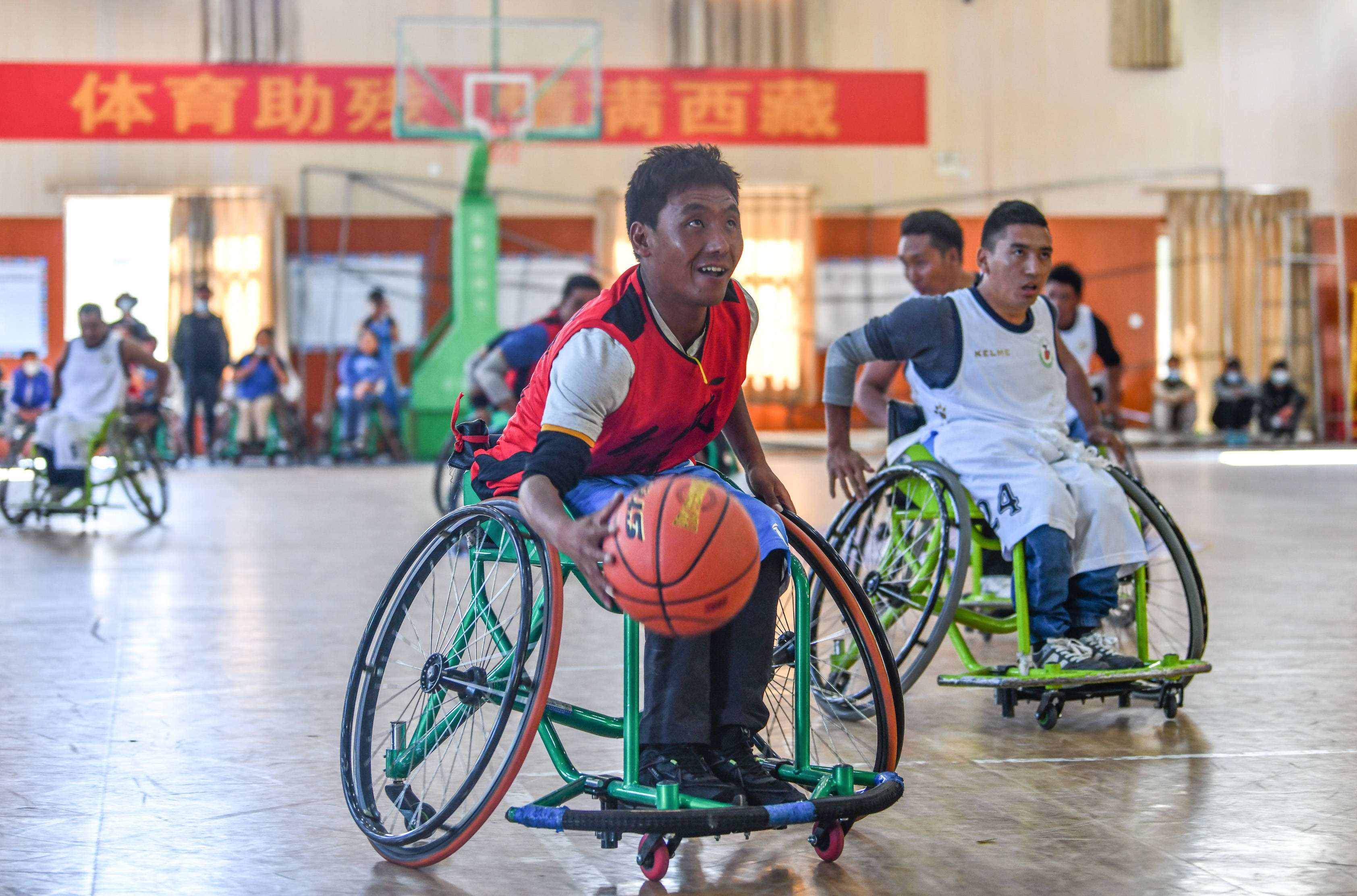 8月25日,拉萨轮椅篮球队队员西绕在交流比赛中投篮.