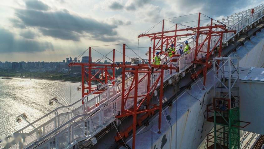 头顶烈日脚踩火焰山桥梁美容师在高温下的高塔为卢浦大桥换新颜