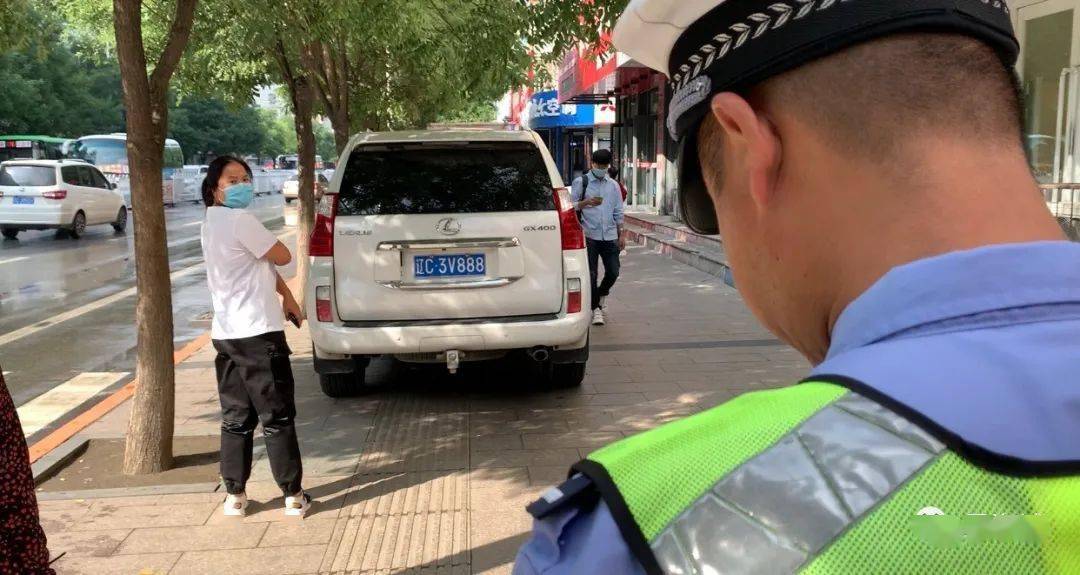 创城曝光台违停整治海城人停车别再任性了