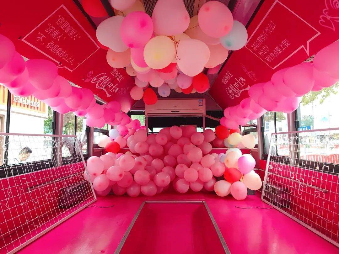 七夕唯爱永恒网红打卡点爱情巴士停靠济南泉城路世纪缘啦