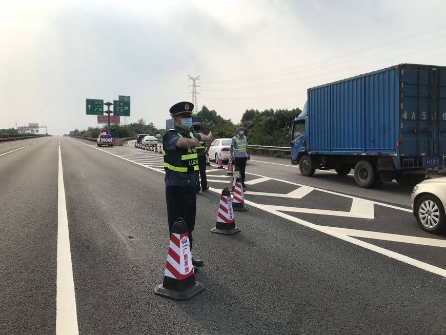 广惠高速硫酸货车翻车事故处理完毕_路段