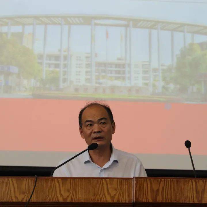 大会由德清一中党总支书记,校长姜伟主持并宣讲.夏日炎炎,酷暑难挡.