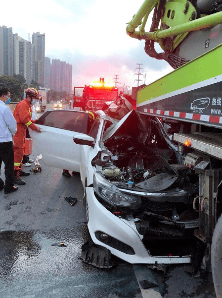 南宁一小车追尾水泥浇灌车车头死死卡在水泥浇灌车车尾司机伤重可能要