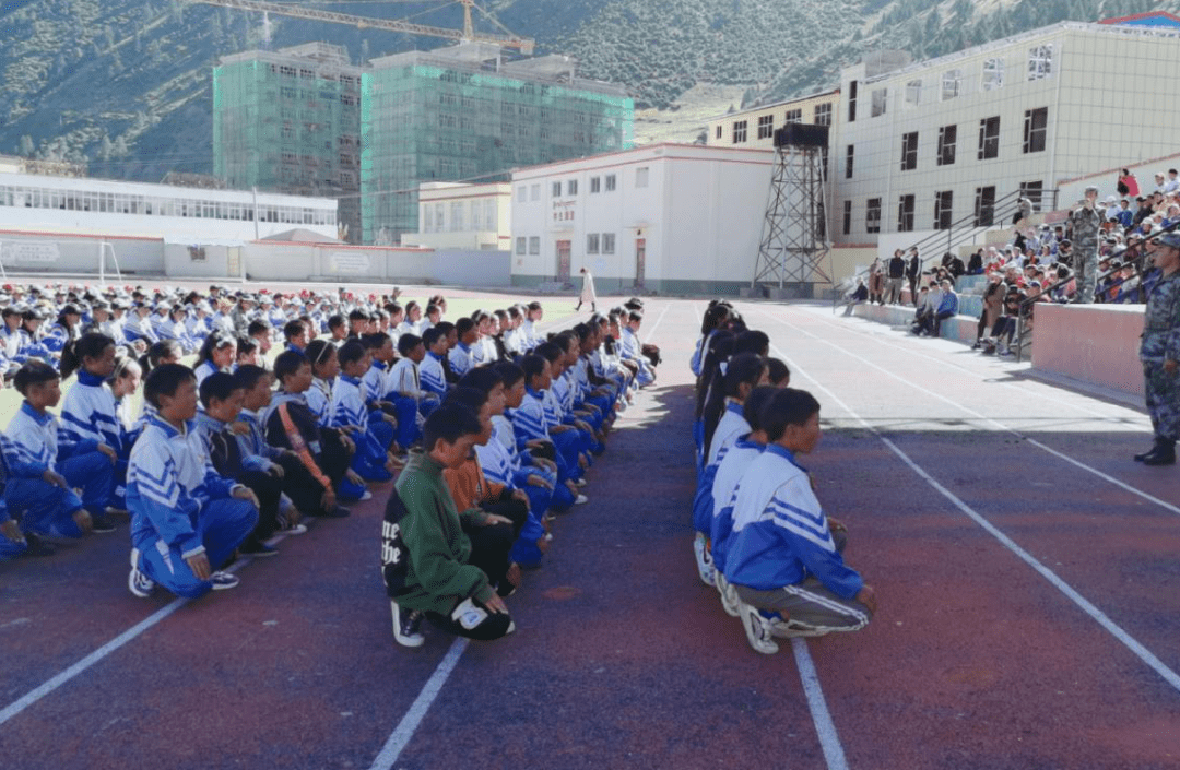类乌齐县中学举行2020级新生军训汇报表演