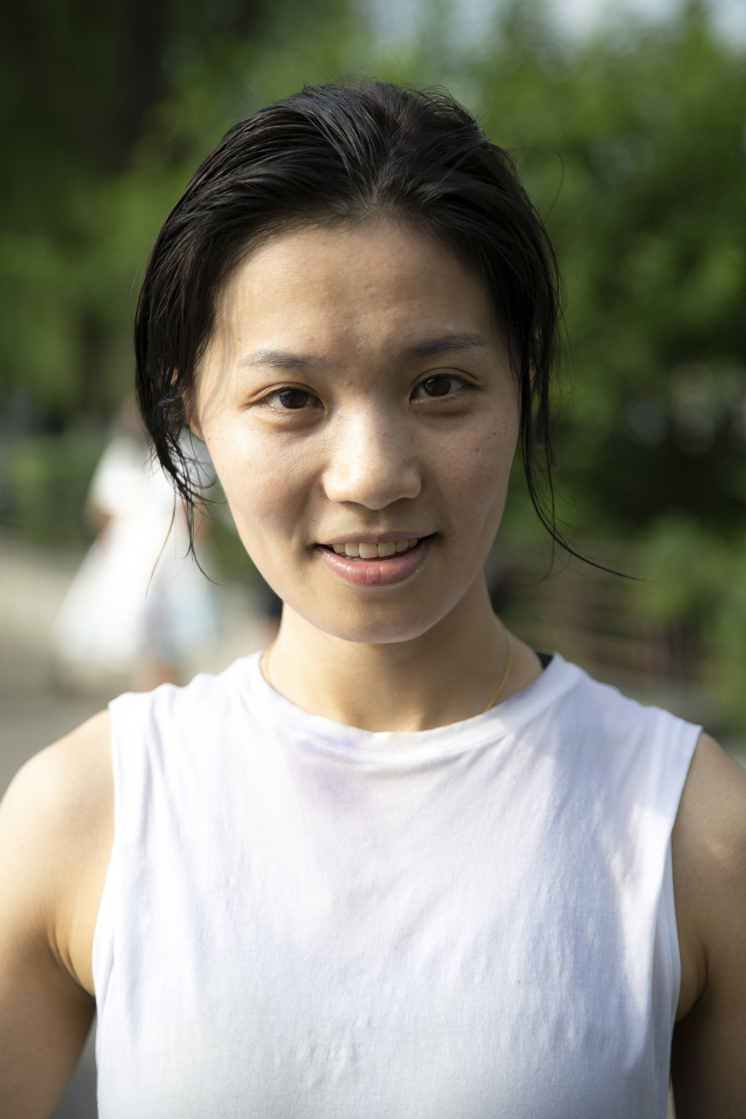 尤佳在晨跑后留影(8月8日摄). 新华社记者李明摄