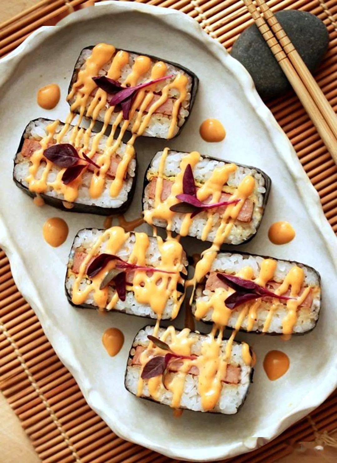 经典的午餐肉寿司musubi当轰趴小食还满受欢迎的呢午餐肉的吃法很多种