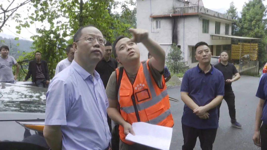 8月22日,自治县委书记谭焰先后到五渡镇,平等乡指导防汛抗洪抢险工作