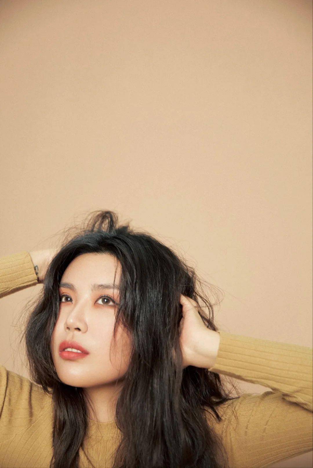 实力演唱并亲自作词以家人之名二十不惑等多部影视剧ost萨吉用音乐为