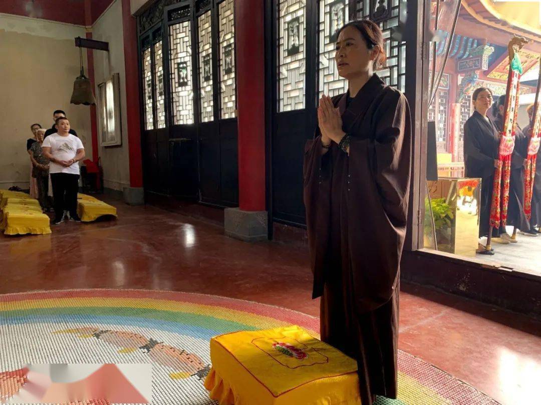 恭请宏觉寺住持开封法师上堂宣扬妙法.