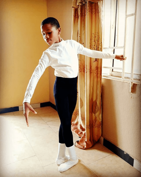 一手烂牌打出王炸11岁贫民窟男孩雨中芭蕾走红登上bbc头条世界第一