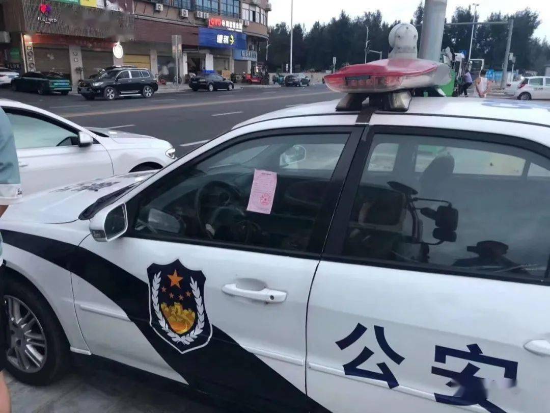 以身作则平潭交警给一辆警车贴上罚单创城进行时