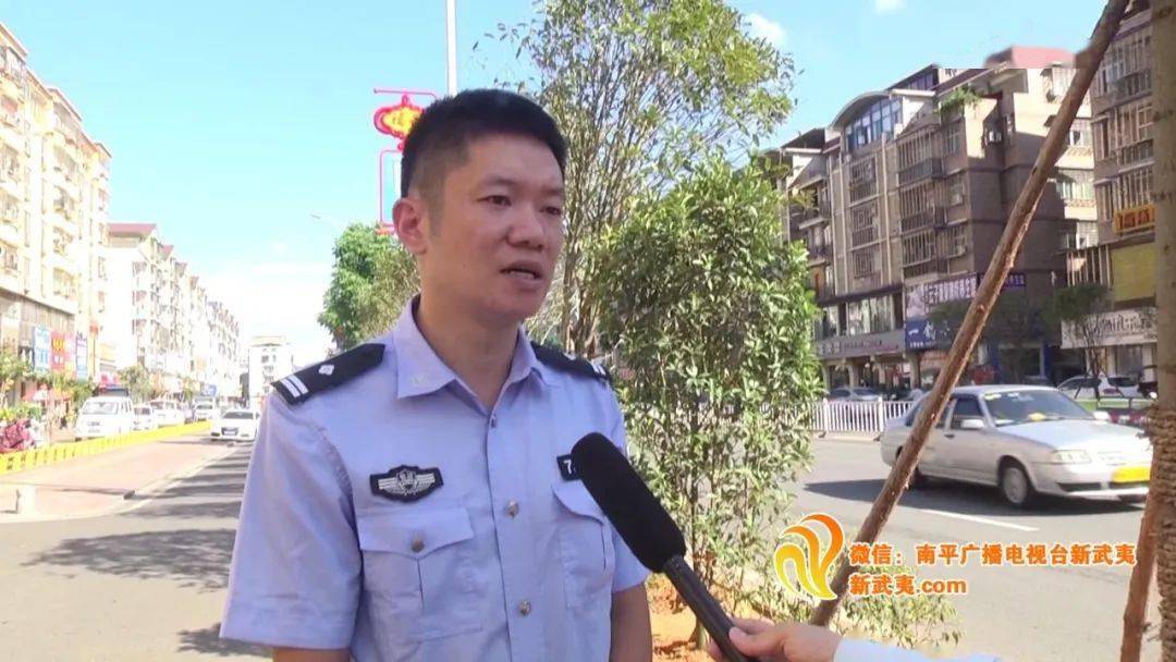 建阳区公安局交警大队事故处理中队民警魏敦东事故发生时监控拍到的