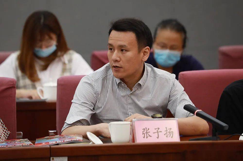 座谈会上,消防救援局政治部副主任车奕聪,山东省消防救援总队总队长