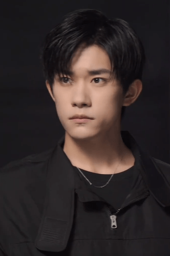 易烊千玺广告拍摄花絮2.0来袭 偷笑的玺子哥有点可爱