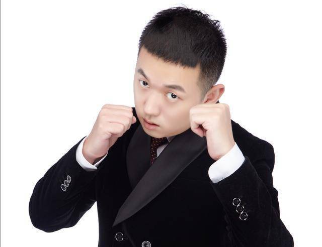 药水哥得知要和邹市明打拳后关播跑了,粉丝急了:得把药酱抓回来