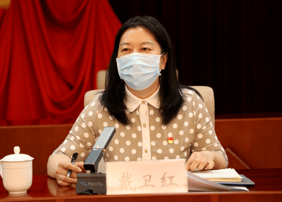 代表参加了此次座谈会,会议由区直机关工委常务副书记戴卫红同志主持