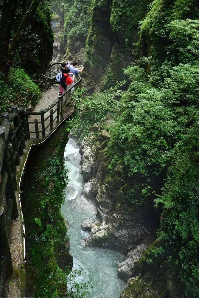 國慶臥鋪大巴張家界恩施大峽谷網紅屏山峽谷掛在瀑布上的芙蓉古鎮袁家