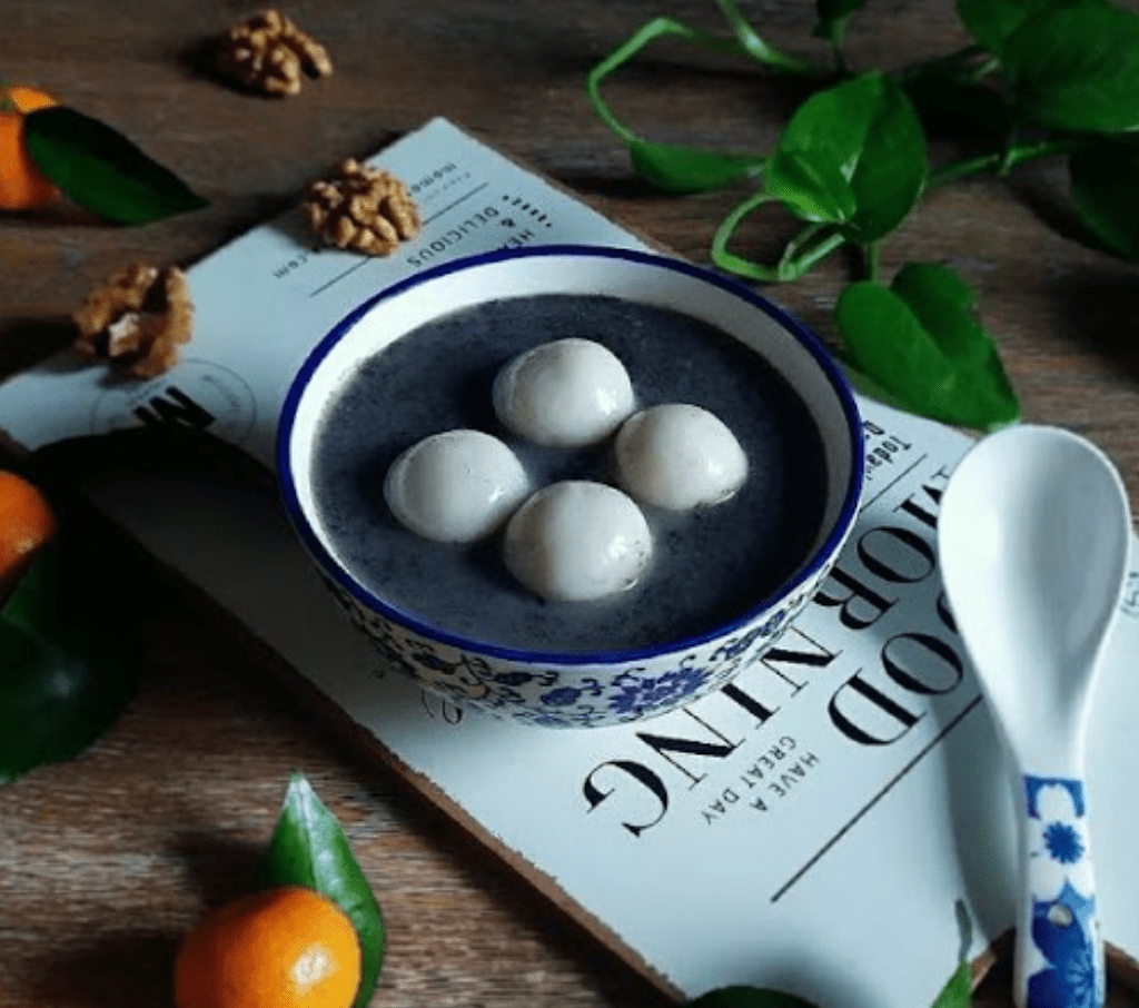 3,黑芝麻糊 汤圆黑芝麻糊冲泡好之后加上葡萄干,腰果,核桃等,营养更