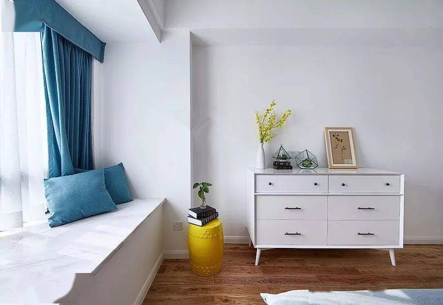 首先就来看看大理石飘窗台面的颜值吧,大理石独特的纹理给这个白色为