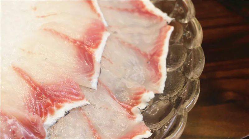 透出的鲜甜连舌头都要臣服滑,嫩,弹,该有的优点它都有黑鱼片吸饱了汤