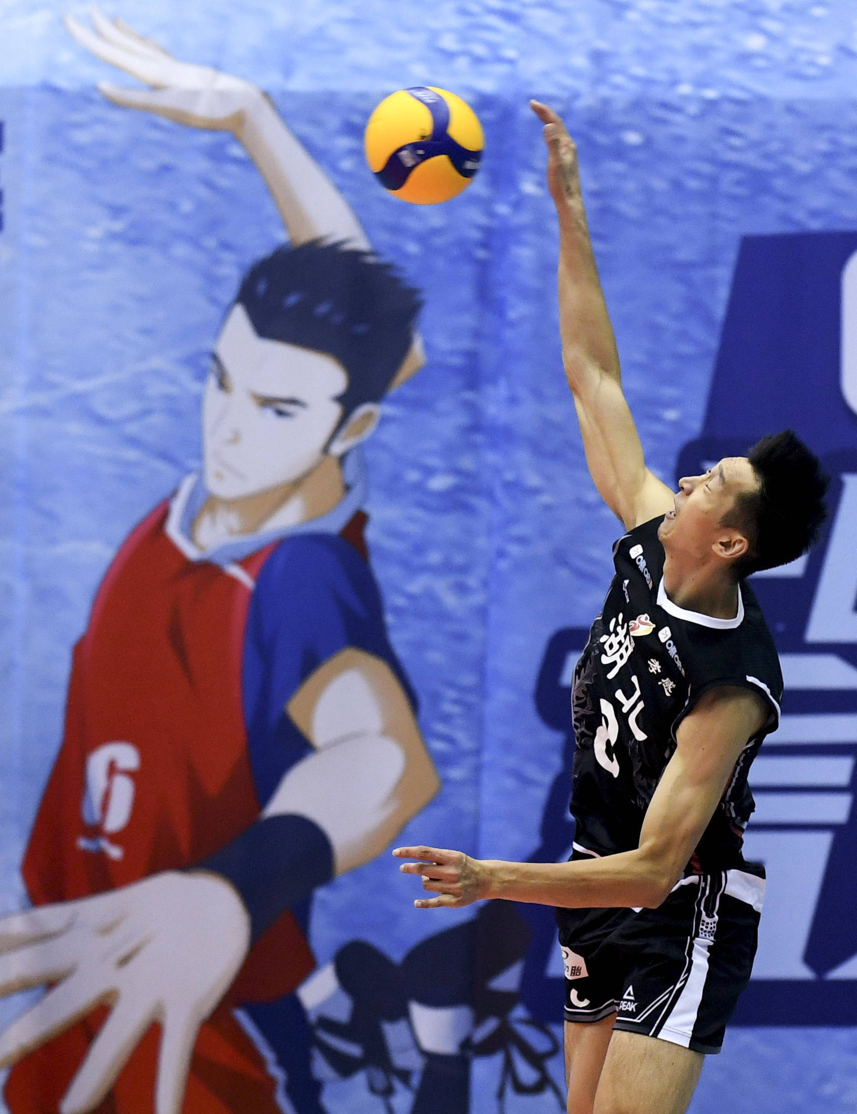 8月30日,湖北队球员宋阳在比赛中发球.