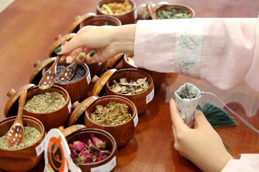 纯中药香囊的亮点就在于草药成分的配比组合,将自己的美好祝愿与香料