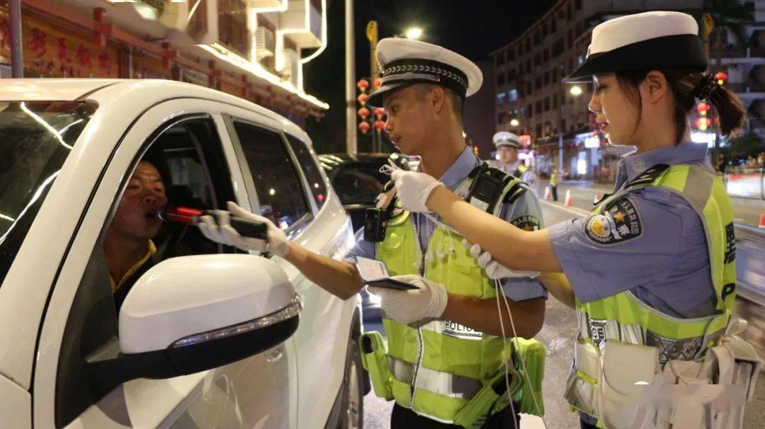 万名网友围观三都交警执法直播