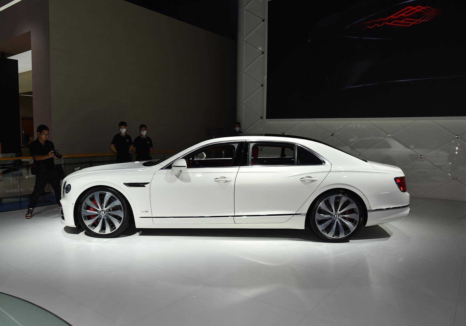 新一代宾利飞驰亮相新车标12缸动力豪华不输奔驰s级