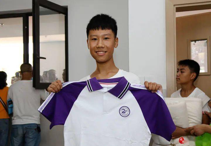 一名高一新生迫不及待地展示自己的新校服据了解南充高中临江校区建设