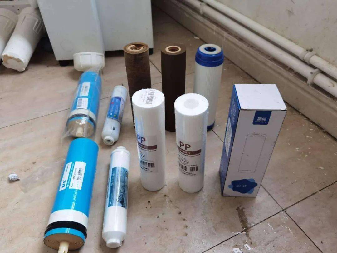 饮水健康我们来保障南昌二十三中进行饮水机更换滤芯及维护