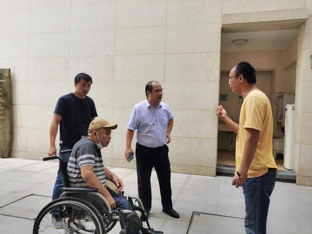 副主任张广敏夫妇与轮椅女孩的屏东中学无障碍通道体验之旅_李蒙