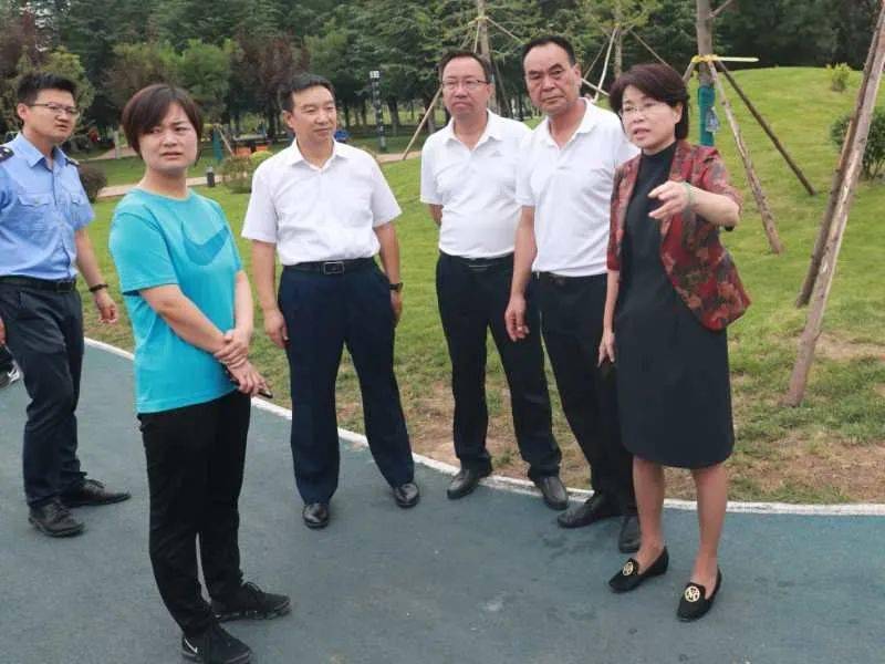 市创文办常务副主任张桂芝带队检查新区长丰市场周边背街小巷及铜川