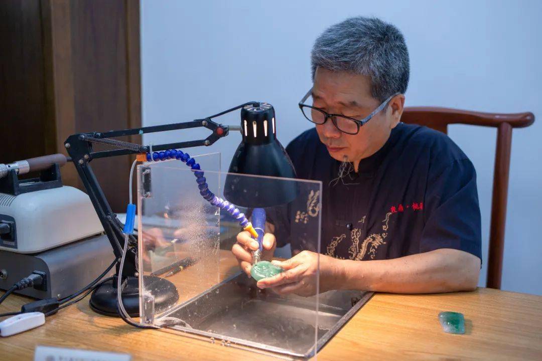 寻师访匠看揭阳①翡翠玉雕大师张炳光方寸之间镌刻中华传统文化