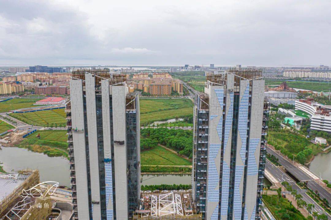 玻璃墙来了最新临港冰雪之星实景航拍