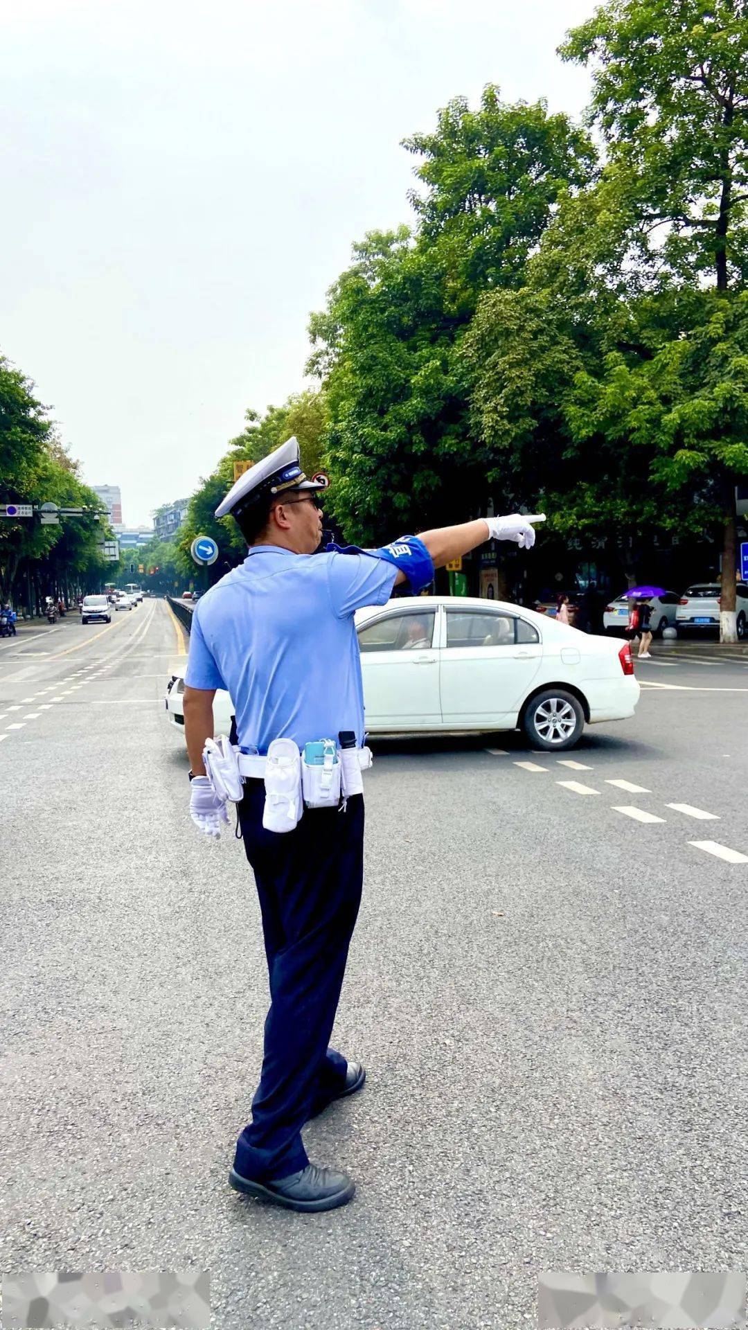 宜宾烈日下的一线交警汗水诠释责任只为了交通不中暑