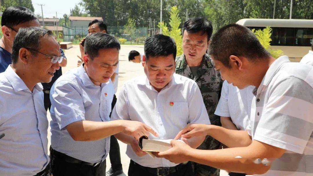 县委书记韩治群县长王红涛带领四大班子领导对全县各乡镇改善农村人居