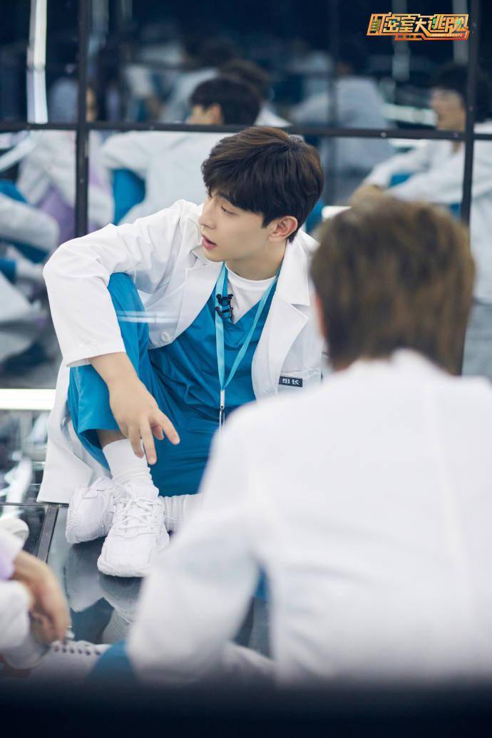 邓伦密室大逃脱剧照公开举手投足尽显精英风范