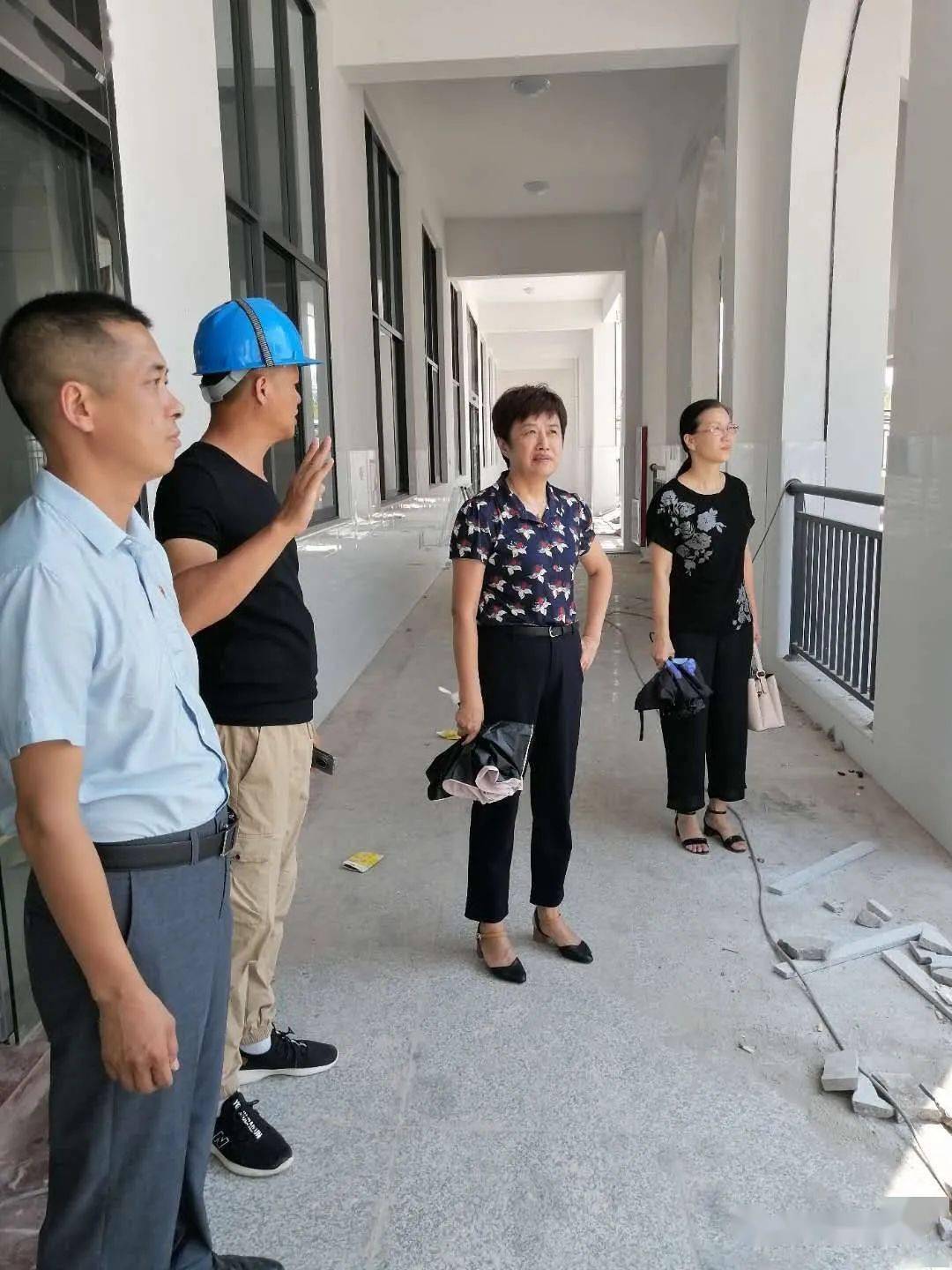 9月1日,市领导陈菲菲到新民小学,城北小学,实验幼儿园,城南幼儿园和