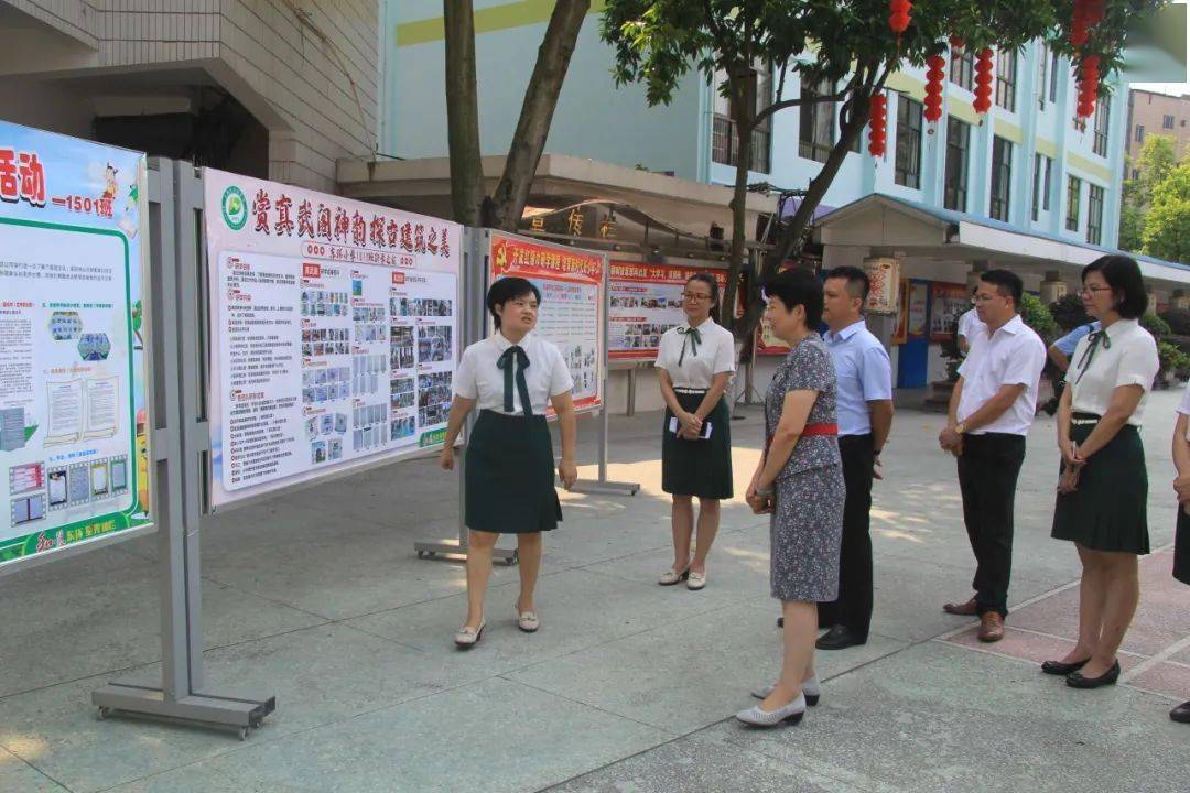 8月31日上午,玉州区委书记吕燕梅莅临我校,检查开学和防疫工作.