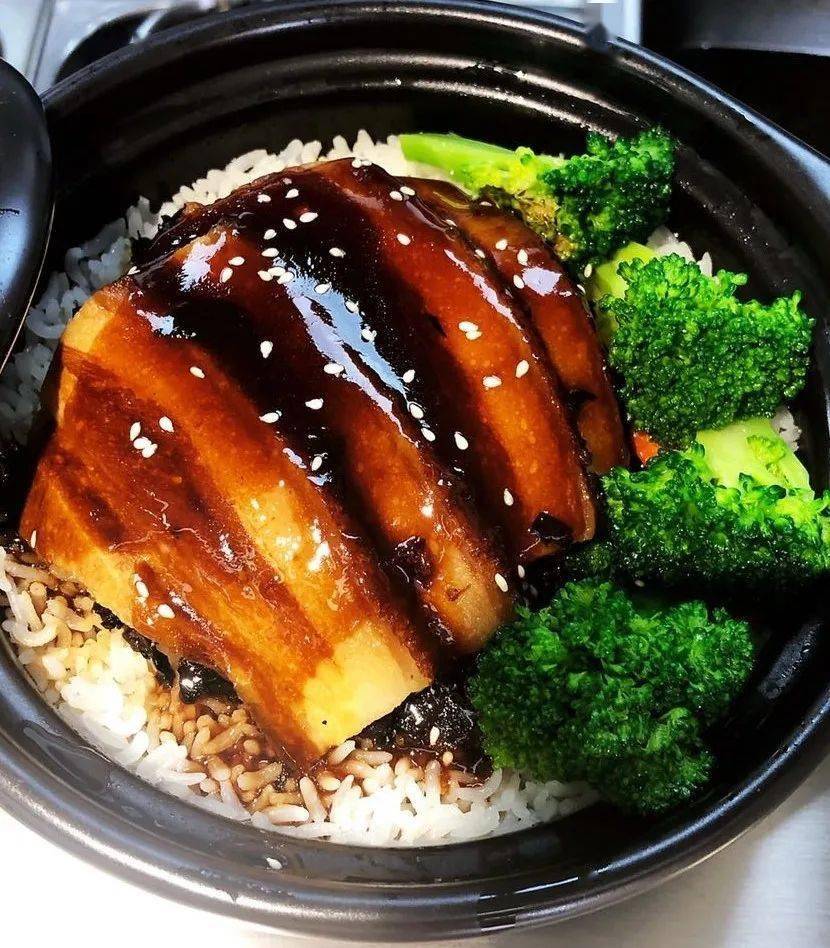 梅菜扣肉煲仔饭鸭血粉丝汤滋补羊肉烩面铁板牛肉炒饭海鲜寿司海鲜麻辣