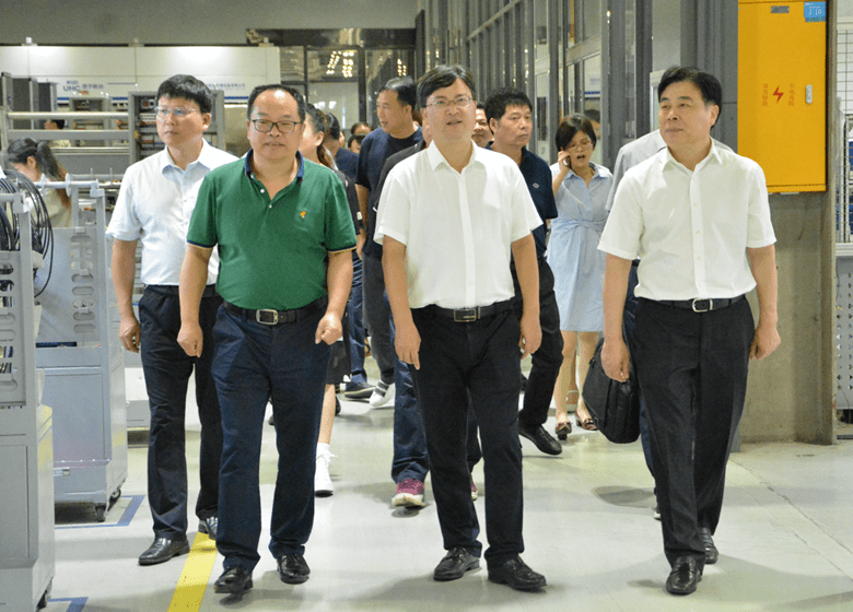 8月28日下午,富春街道党工委书记汪军飞带领富春商会