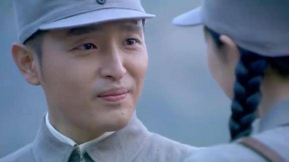 雷震临行前叮嘱乔曼注意安全乔曼也叮嘱雷震小心狗粮的味道