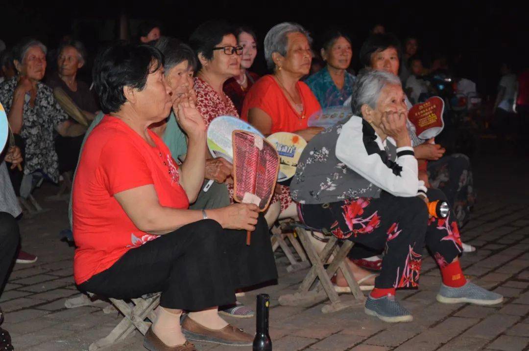 吸引了男女老少,演出还未正式开始,广场上早已围满了前来看戏的村民