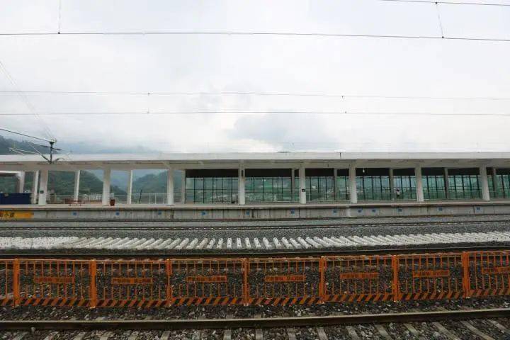 彭水火车站新站台一号站台迎来首趟客运列车