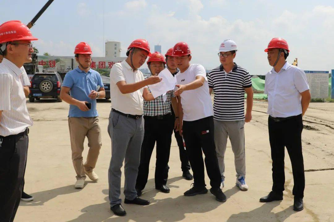 包福鑫一行实地查看了扬州东站综合客运枢纽工程站前